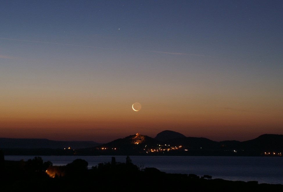 Hajnali holdsarló a szigligeti vár felett 2023 január 19 hajnalban. Forrás: Nathional Geographic